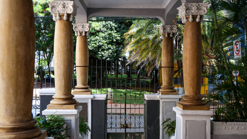 fêmea-fábrica-portão-fachada